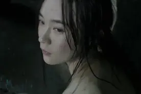 女孩儿被发小玷污，男友看后转身离开，随后报案时女孩早已死亡视频封面