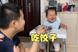 一家五口围在一起吃饺子，最后被一岁宝宝吃相逗笑了，太搞笑了！视频封面