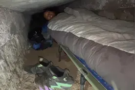 今天找到一个狭小的桥洞，躺在里边有点像压抑，感觉像躺在棺材里