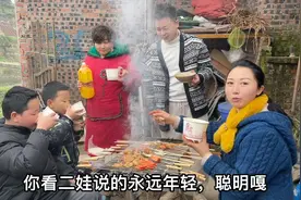 全家总动员休闲时刻搞烧烤个个都吃得津津有味由烧烤发生的趣事视频封面