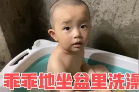 1岁9个月的宝宝不爱洗澡，各种抗拒，宝妈想了个办法，竟不愿上岸视频封面