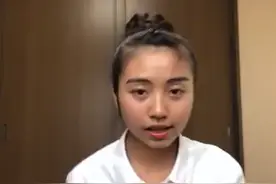 美女展示两条长辫子视频封面