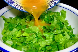油麦菜里淋入三个鸡蛋，我家3天2头点名吃，营养又美味，超好吃视频封面