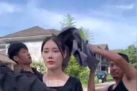 女孩回家路上遇到两恶霸，善良的保安被误会了，但是依然选择善良视频封面