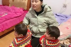 爸爸帮两岁女儿洗脚，爸爸说我老了你帮我洗脚吗，看看宝宝咋说的视频封面