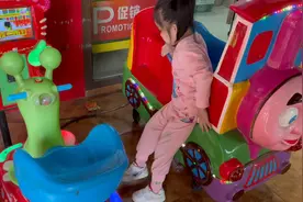 自己能坐滑滑梯啦，这是一件值得开心的事情，看似简单实则有点难视频封面