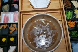 云南排名第一的过桥米线，环境类似考场，29块9一位，吃到撑！视频封面