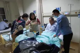 爸爸经过3个小时的微创手术，儿女陪伴在左右，老人感到很欣慰视频封面