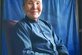 冰心：东流而去的一江春水，怀抱着爱的理想，跋涉了一个世纪……视频封面