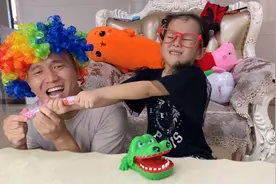 你爸爸也会跟你一起抢零食吃吗😭😭😱😱😱视频封面