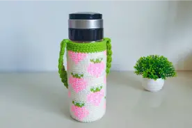 钩针漂亮的草莓杯套，花样精美厚实，钩成包包效果也不错(下)视频封面