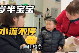 小宝一岁半还留口水，小成给他买回一次性口水兜，过敏宝宝不容易视频封面