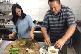 大哥做臭鸡蛋酱，闻着特臭，吃着真香，配上一个猴头蘑炖白菜过瘾视频封面
