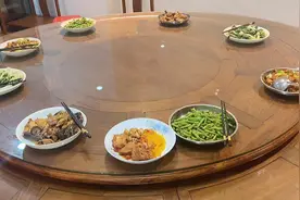 3岁小宝给爸爸送饭～视频封面