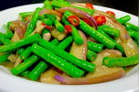 豆角炒茄子，有人直接下锅炒，难怪炒不熟不好吃，教你正确做法