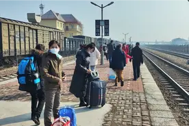 坐绿皮硬座车，看看人多不多，都有座吗，还像以前那样有站着的吗视频封面