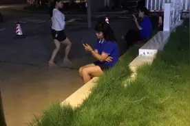 找阿姨搭扇聊天，看看会不会被人说无礼貌，看看是会不会被人赶视频封面