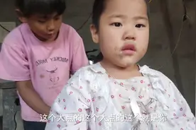 农村贫困家庭双胞胎姐妹，3岁了第一次见自己长什么样，十分好奇视频封面