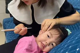 妈妈跟小小掏耳朵，小小乖巧得像只小绵羊，舒服享受的样子太萌了视频封面