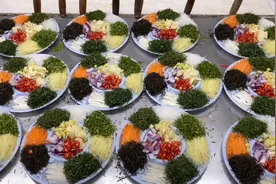 横县鱼生配料大全，青料酸料二十多种，配上现切的鱼片，太过瘾了视频封面