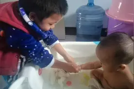 哥哥帮妹妹洗澡澡视频封面