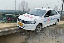 前驱车行驶中不小心前轮掉沟悬空，老司机教你一个人如何快速自救视频封面