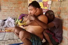 解压日常:《睡前小视频》印度理发师，60岁老人背部骨骼矫正视频封面