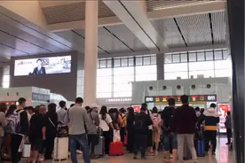 南宁坐动车回玉林，玉林人太多了，坐票都买不到，花82买站票受罪视频封面