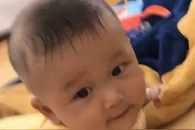 是什么把我吓一跳？自己拿着奶瓶喝水，吃水果，真棒视频封面