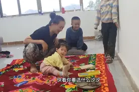 汐宝一周岁的抓周仪式，没想到她会抓算盘、称，还有毛笔
