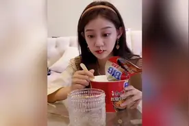 美女直播往肚子放俩气球，凑近一看原来是视频封面