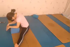 美女练瑜伽视频封面