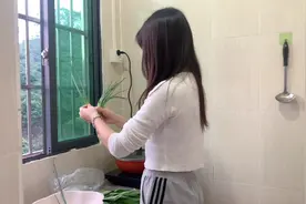工地女生漂亮又贤惠，300元出租屋煮一锅丰盛晚餐，谁娶谁幸福视频封面
