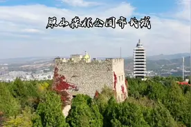 小美女站在齐长城的烽火台上，任风摇曳，翩翩起舞视频封面