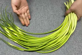 炒蒜苔时，切记不要直接下锅炒，多加2步，脆嫩入味，营养又下饭视频封面