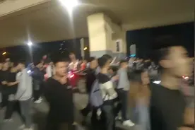 广西警方出动大量便衣抓获“鬼火少年”现场，围观群众特别多视频封面