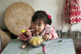 大宝一直咳嗽，要吃清淡的，瞳欣妈妈给做的煎蛋清汤面条视频封面