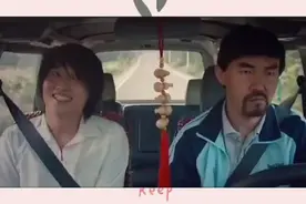 大叔瞧不上小伙开车，没想到小伙把车开出了“秋名山车神”的意思视频封面