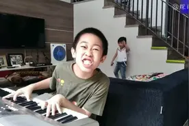 弹钢琴都是先成大师再成疯子，这孩子怎么跟别人相反呢！视频封面