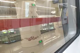 地铁新举措，免费也能坐。六十五身份，早晚高峰错。视频封面