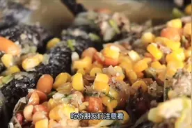 越南老表用蛇皮灌满蛇肉 吃起来不要太香了 这样的美食你能接受吗视频封面