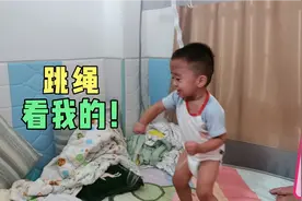 把我耳机当跳绳了，手拿耳机就可以跳呀！这模仿能力也忒可爱了哈视频封面