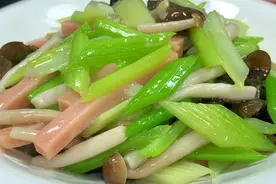 炒芹菜时，直接下锅炒是大错，多加2步，脆嫩爽口，营养又下饭视频封面