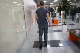 俄罗斯大老爷们故意假装多次把红裤衩露出来，来看看大家的反应视频封面