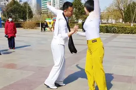 她撒开牵着的手，立马就整理裤子不太得体吧？视频封面