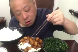 老哥买了2斤3两前夹心肉，做一个红烧肉，整上大蒜，相当哇噻视频封面