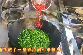 厨师10年没回家过春节向老板提出辞职，老板的做法让人泪目视频封面