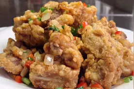 厨师长教你椒盐排骨的家常做法，步骤详细，外酥里嫩下酒又下饭视频封面