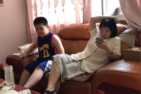 姑姑怀孕了，妈妈问浩浩你希望姑姑生弟弟还是妹妹，儿子故意不说视频封面