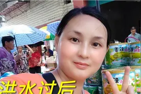 711洪水过后，川妹子农村集市摆地摊，生意格外的好，太开心了视频封面
